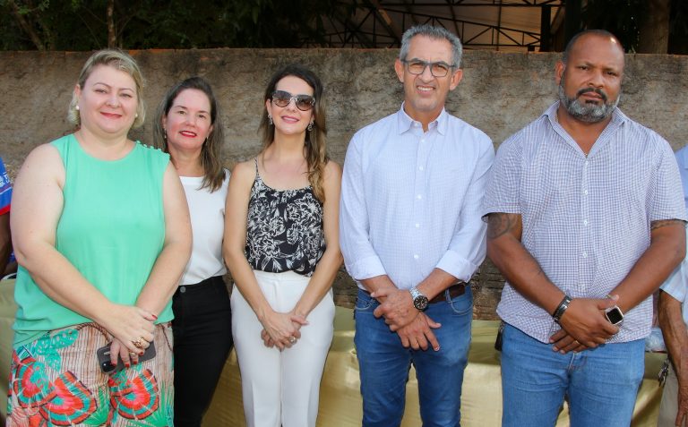 Prefeito assina ordem de serviço da pavimentação e drenagem do bairro Parque São Carlos