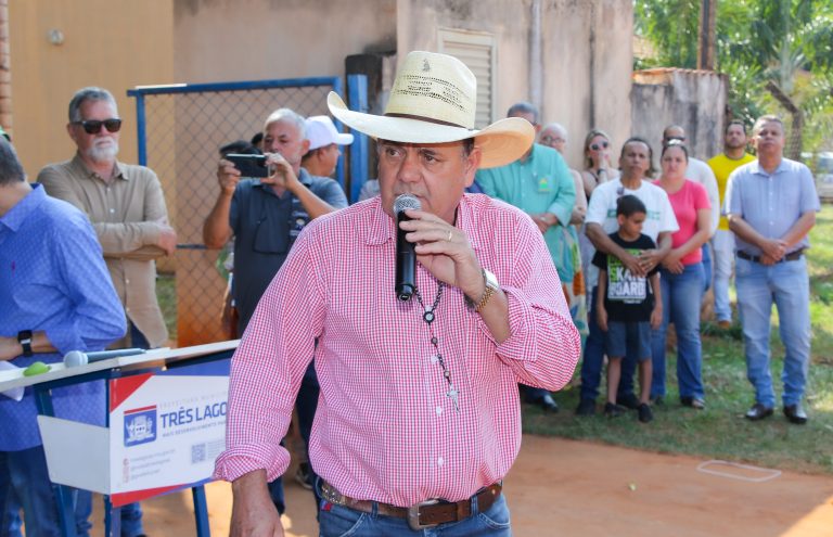 Prefeito assina ordem de serviço da pavimentação e drenagem do bairro Parque São Carlos