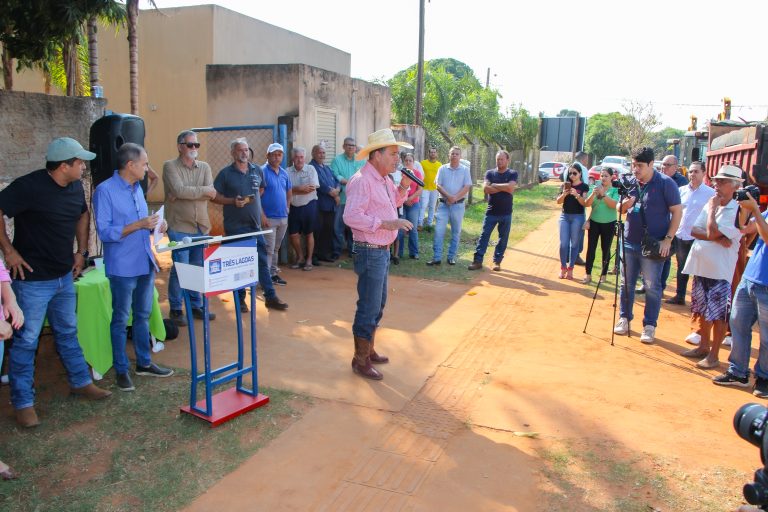 Prefeito assina ordem de serviço da pavimentação e drenagem do bairro Parque São Carlos