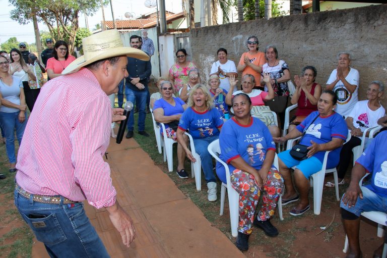 Prefeito assina ordem de serviço da pavimentação e drenagem do bairro Parque São Carlos