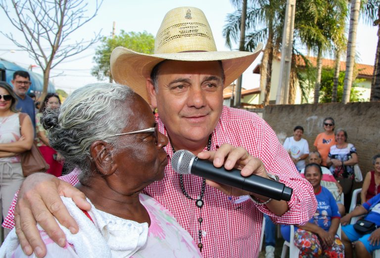 Prefeito assina ordem de serviço da pavimentação e drenagem do bairro Parque São Carlos