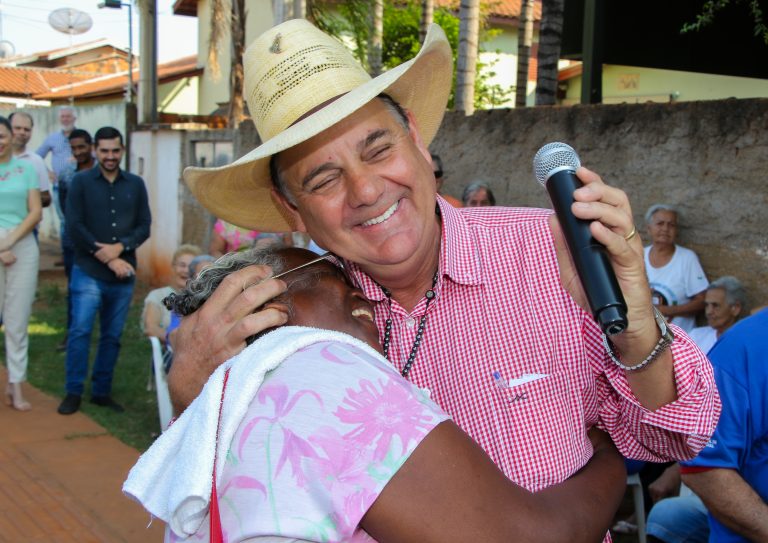 Prefeito assina ordem de serviço da pavimentação e drenagem do bairro Parque São Carlos