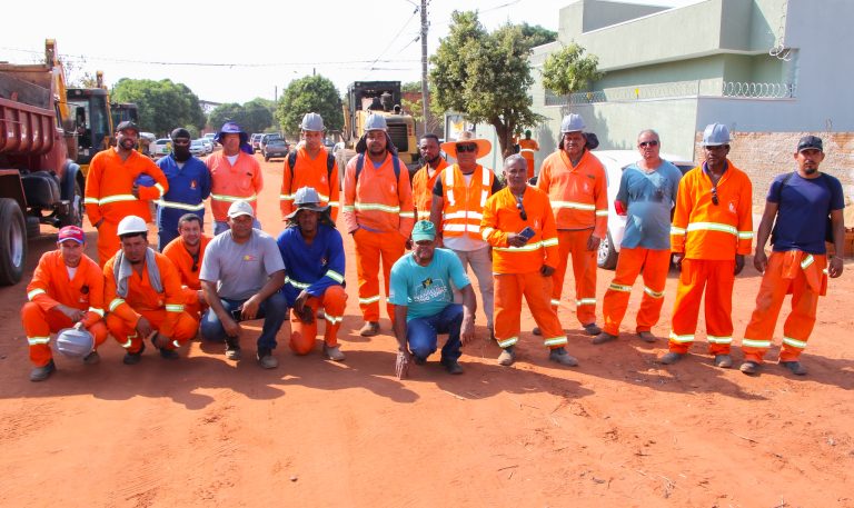 Prefeito assina ordem de serviço da pavimentação e drenagem do bairro Parque São Carlos