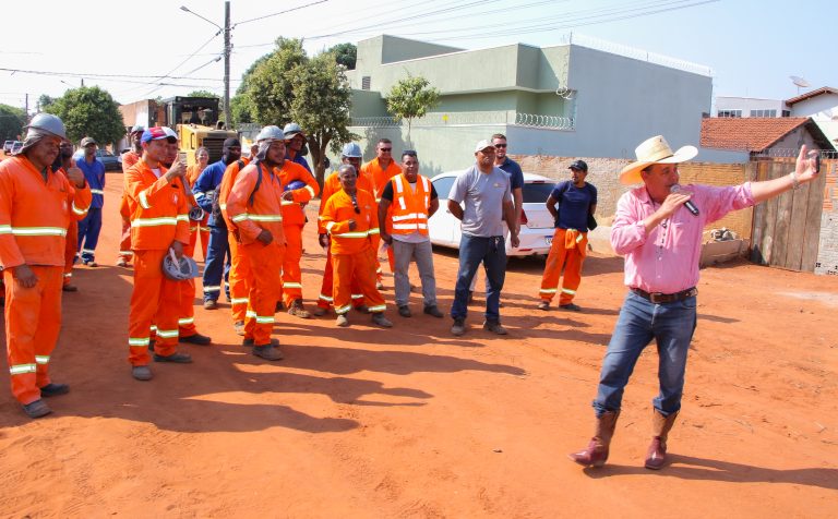 Prefeito assina ordem de serviço da pavimentação e drenagem do bairro Parque São Carlos