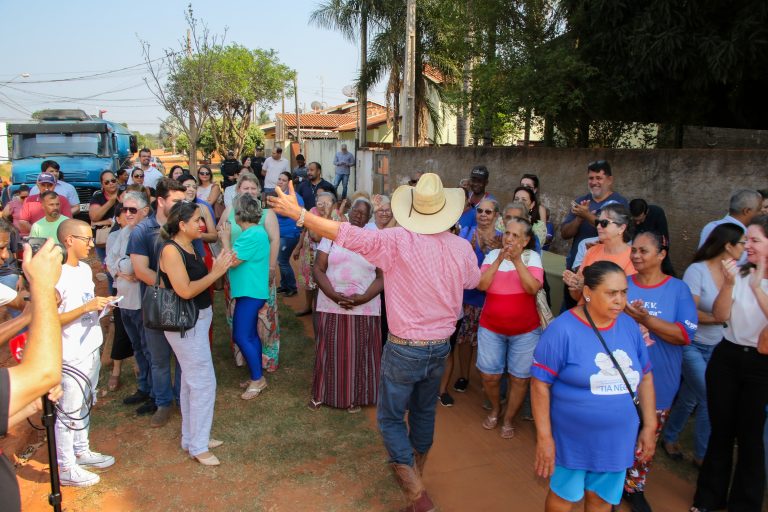 Prefeito assina ordem de serviço da pavimentação e drenagem do bairro Parque São Carlos