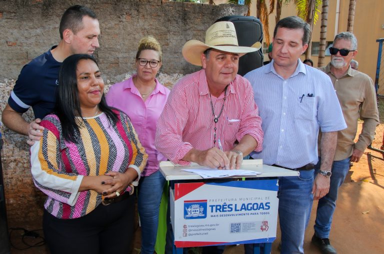 Prefeito assina ordem de serviço da pavimentação e drenagem do bairro Parque São Carlos