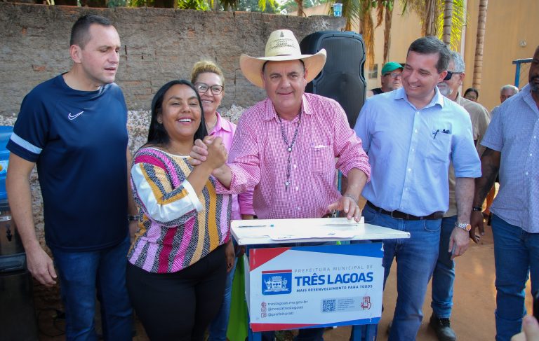 Prefeito assina ordem de serviço da pavimentação e drenagem do bairro Parque São Carlos