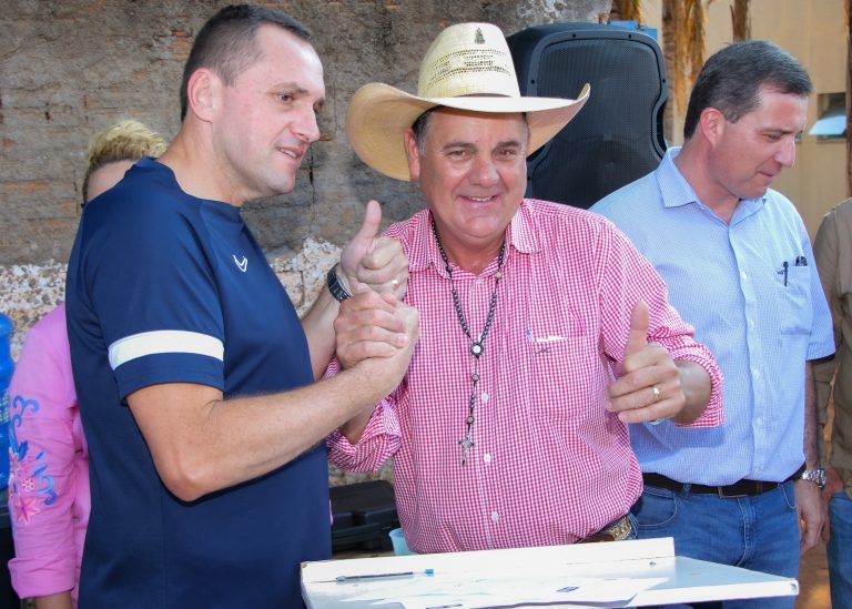Prefeito assina ordem de serviço da pavimentação e drenagem do bairro Parque São Carlos