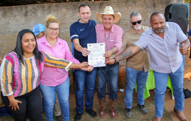 Prefeito assina ordem de serviço da pavimentação e drenagem do bairro Parque São Carlos