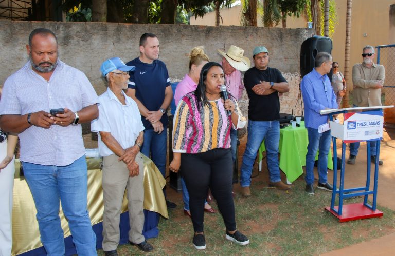 Prefeito assina ordem de serviço da pavimentação e drenagem do bairro Parque São Carlos