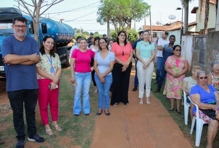 Prefeito assina ordem de serviço da pavimentação e drenagem do bairro Parque São Carlos
