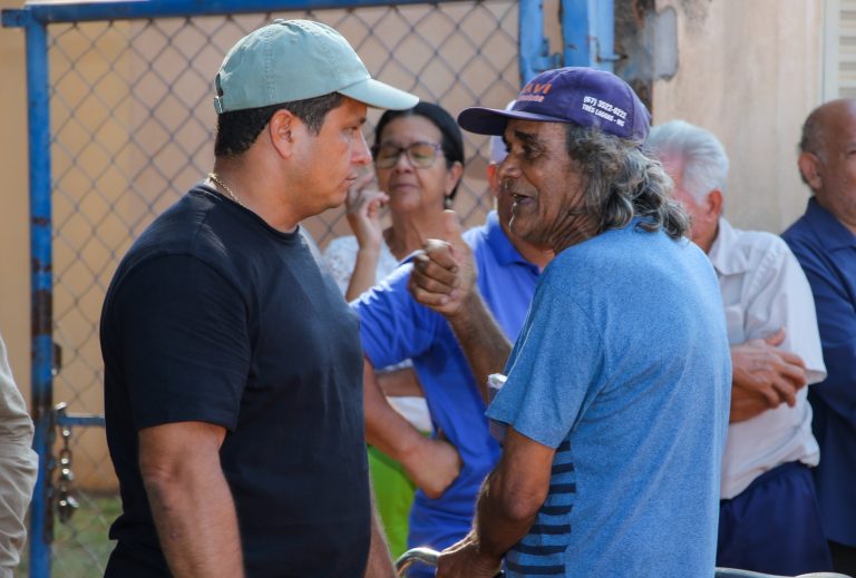 Prefeito assina ordem de serviço da pavimentação e drenagem do bairro Parque São Carlos