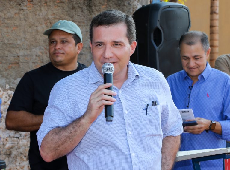 Prefeito assina ordem de serviço da pavimentação e drenagem do bairro Parque São Carlos