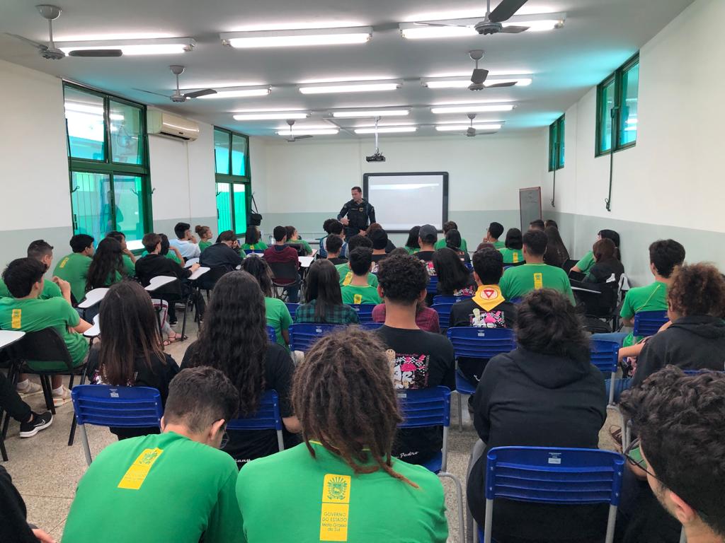 Policiais do DOF e do 14º BPMRv conversam com estudantes sobre a profissão Militar
