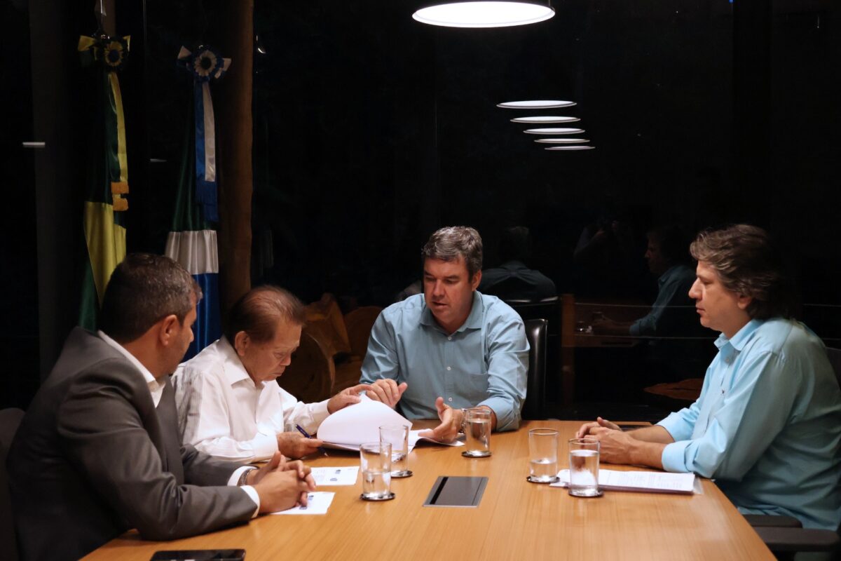 Prefeito Akira garante vinda do curso de Direito para Bataguassu com assinatura de convênio com Governo do Estado
