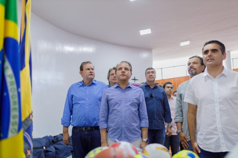 Coronel David entrega kits esportivos para alunos da rede estadual