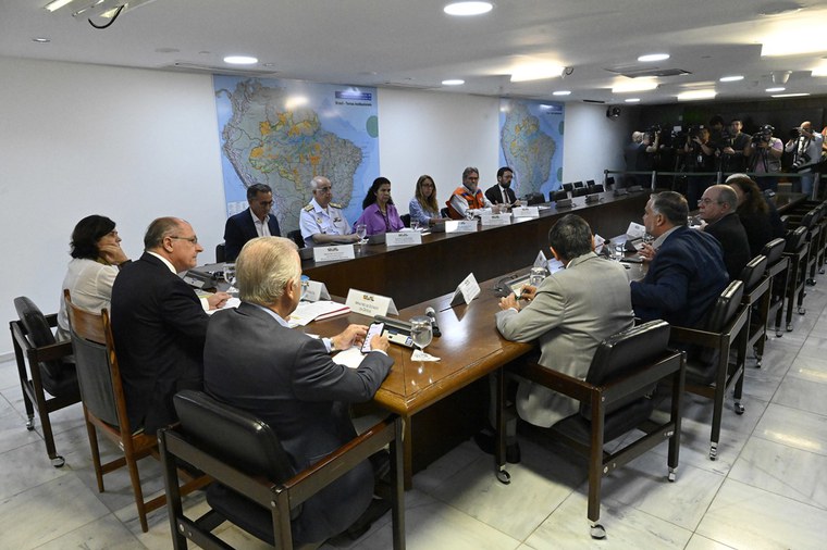 Governo cria comitê permanente de apoio, amplia ações de auxílio e fará nova visita ao Rio Grande do Sul no domingo