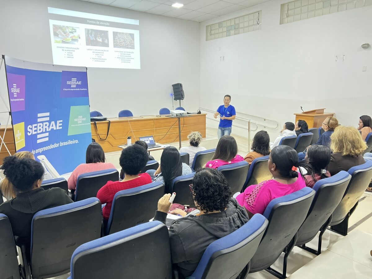 Sebrae e Mulheres Empreendedoras orientam sobre as vendas na Praça de Alimentação