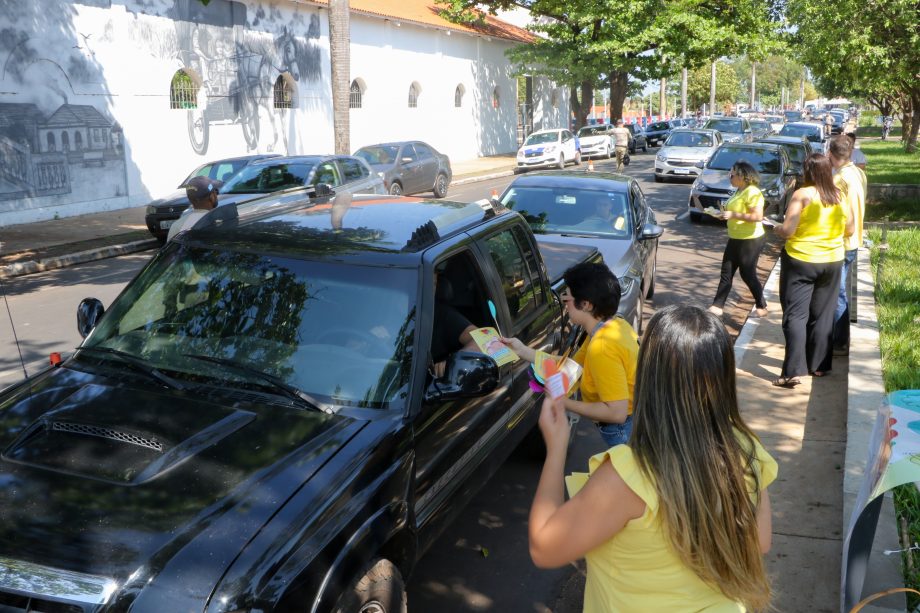 SMAS realiza blitz educativa para ampliar divulgação do Família Acolhedora