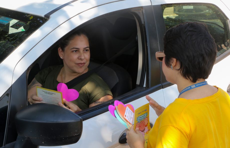 SMAS realiza blitz educativa para ampliar divulgação do Família Acolhedora