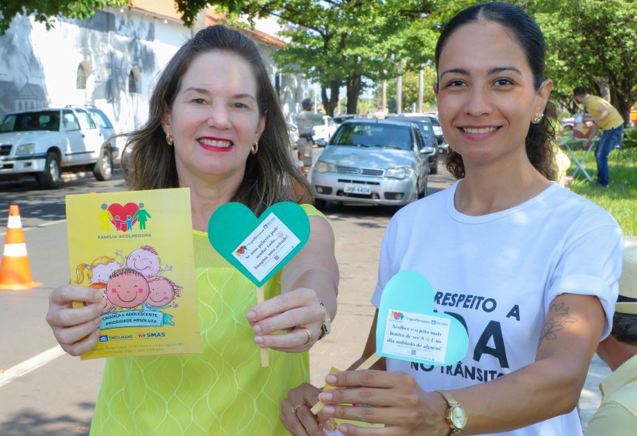 SMAS realiza blitz educativa para ampliar divulgação do Família Acolhedora