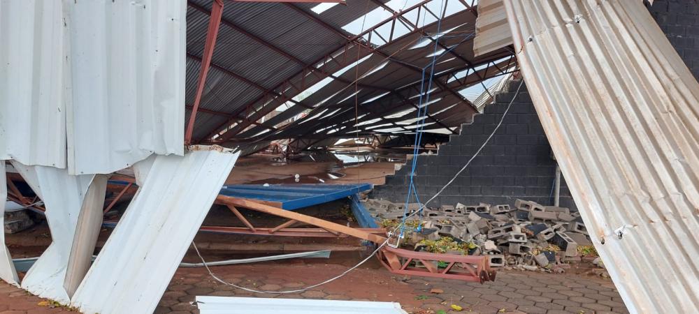 VENDAVAL: Defesa Civil realiza levantamento sobre danos e entrega telhas a moradores de Bataguassu