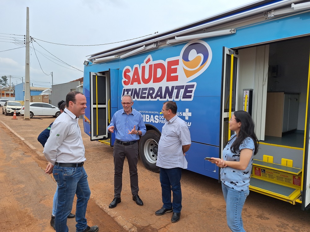 Suzano entrega ônibus equipado para levar atendimento médico a comunidades afastadas em Ribas do Rio Pardo