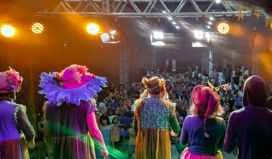 Aventura-musical de bonecos e atores “Floresta dos Mistérios” reuniu centenas de pessoas