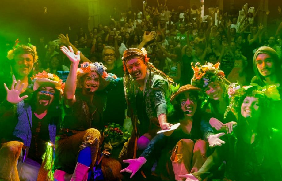Aventura-musical de bonecos e atores “Floresta dos Mistérios” reuniu centenas de pessoas