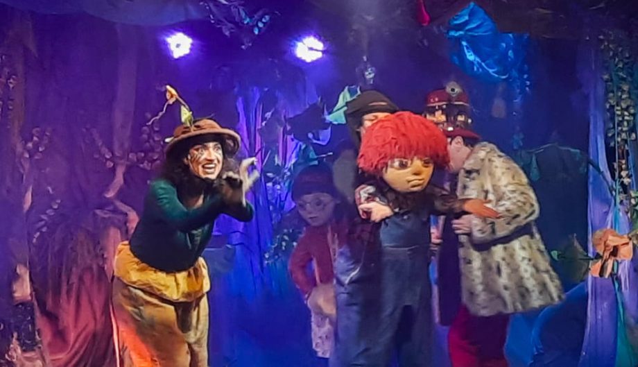 Aventura-musical de bonecos e atores “Floresta dos Mistérios” reuniu centenas de pessoas