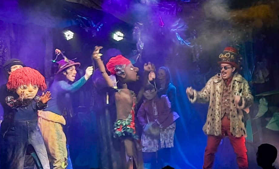 Aventura-musical de bonecos e atores “Floresta dos Mistérios” reuniu centenas de pessoas