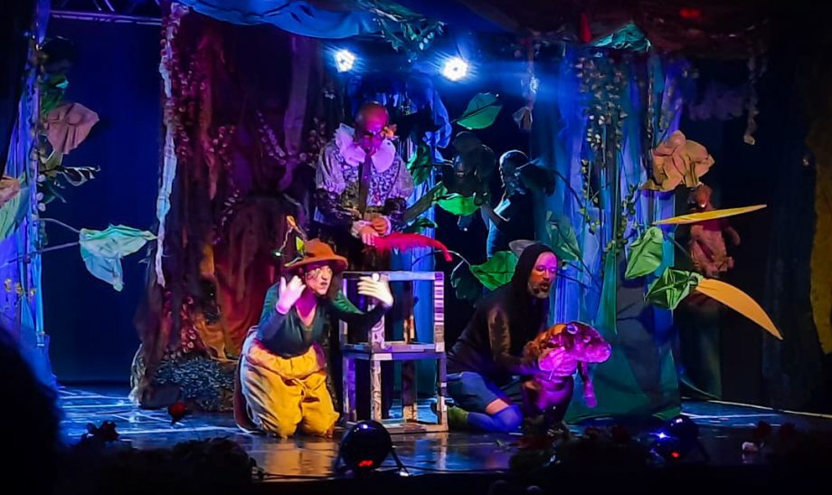 Aventura-musical de bonecos e atores “Floresta dos Mistérios” reuniu centenas de pessoas