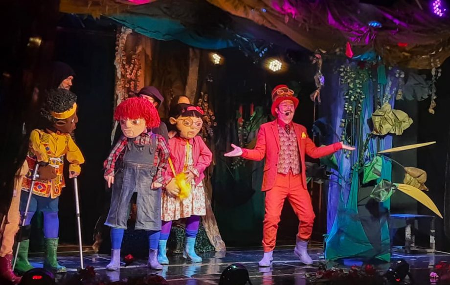 Aventura-musical de bonecos e atores “Floresta dos Mistérios” reuniu centenas de pessoas