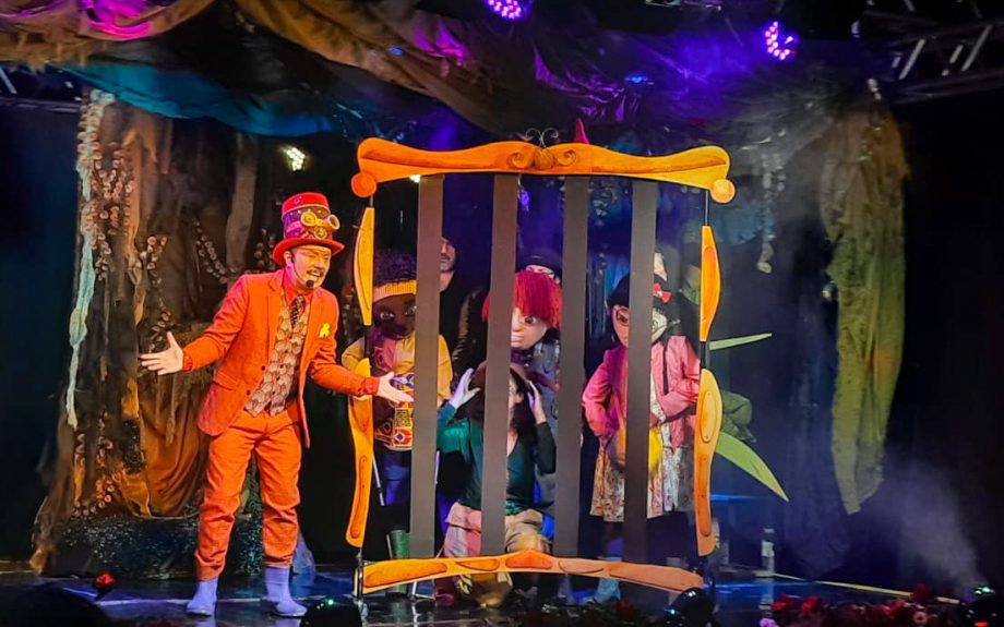 Aventura-musical de bonecos e atores “Floresta dos Mistérios” reuniu centenas de pessoas