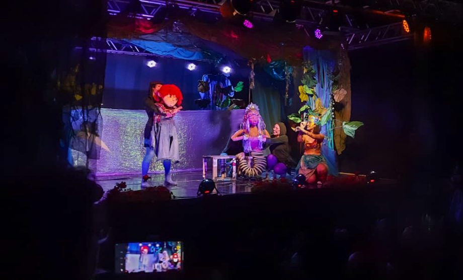 Aventura-musical de bonecos e atores “Floresta dos Mistérios” reuniu centenas de pessoas