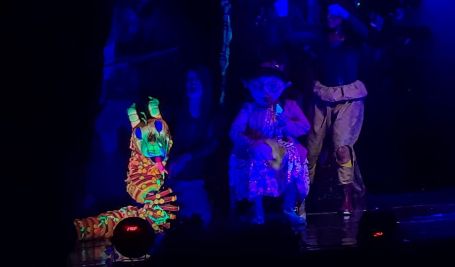Aventura-musical de bonecos e atores “Floresta dos Mistérios” reuniu centenas de pessoas