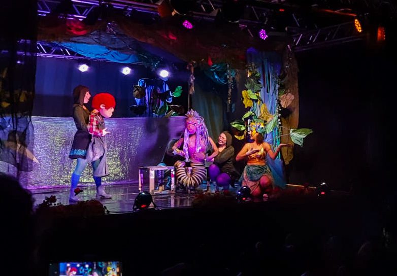 Aventura-musical de bonecos e atores “Floresta dos Mistérios” reuniu centenas de pessoas