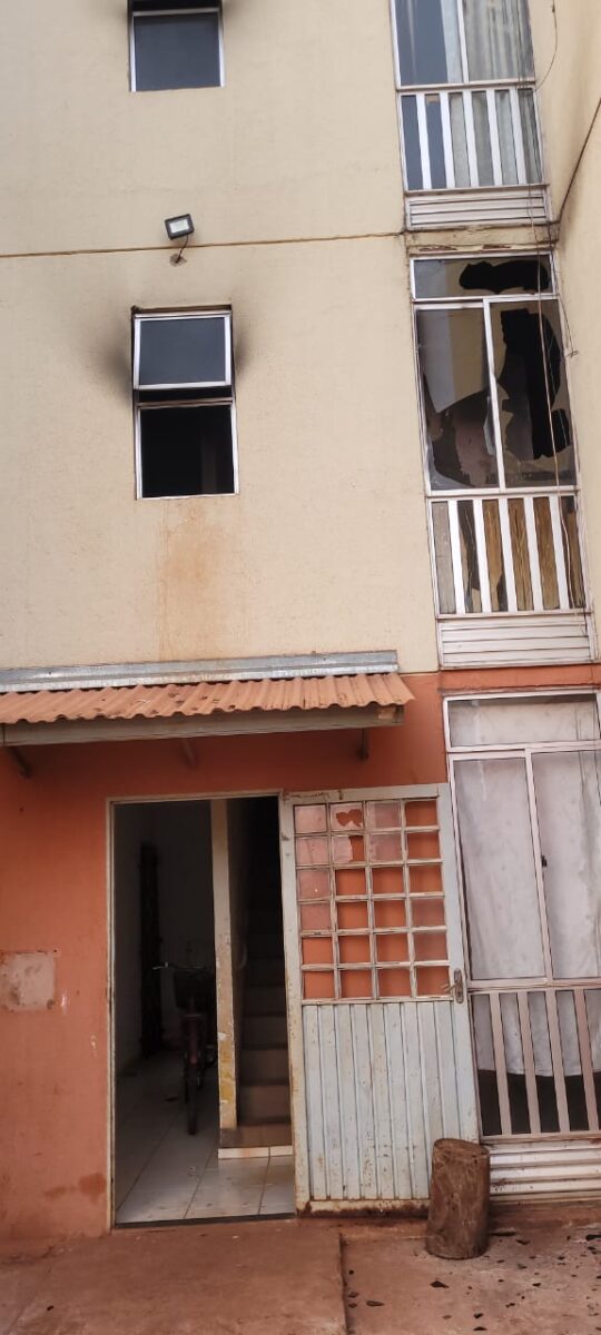 Durante incêndio, mulher pula de janela de apartamento com os filhos em Três Lagoas
