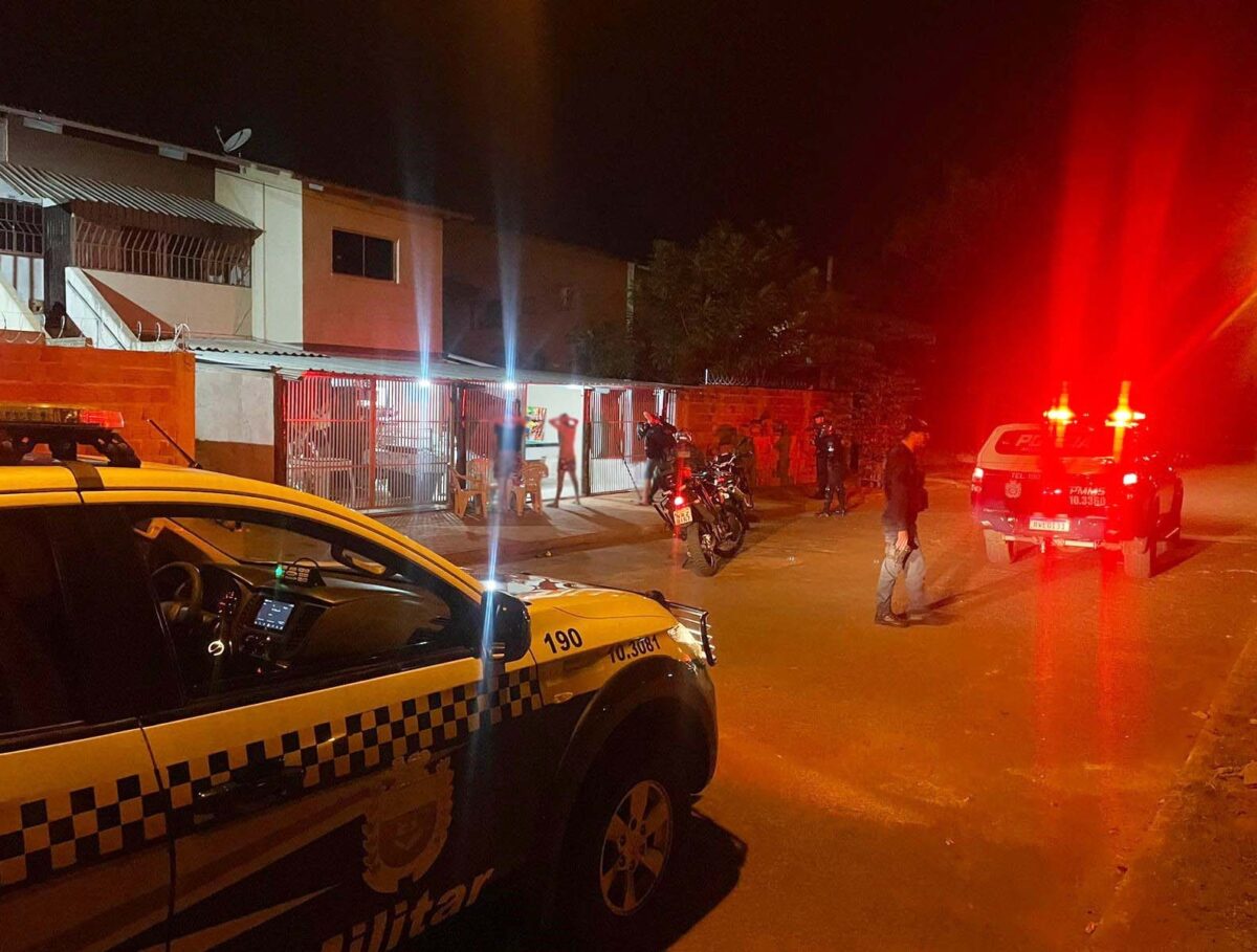 Equipes de policiais realizam operações de blitz em bairros de Três Lagoas