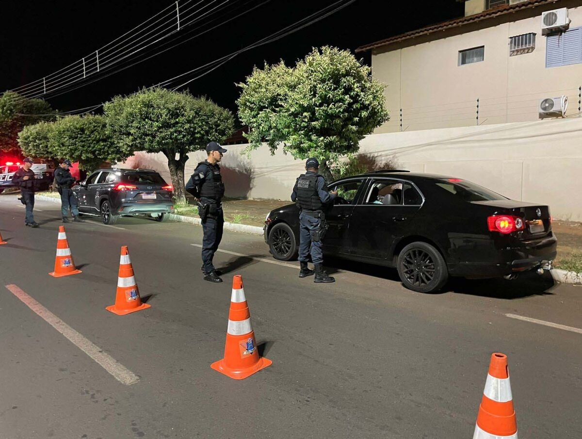 Equipes de policiais realizam operações de blitz em bairros de Três Lagoas
