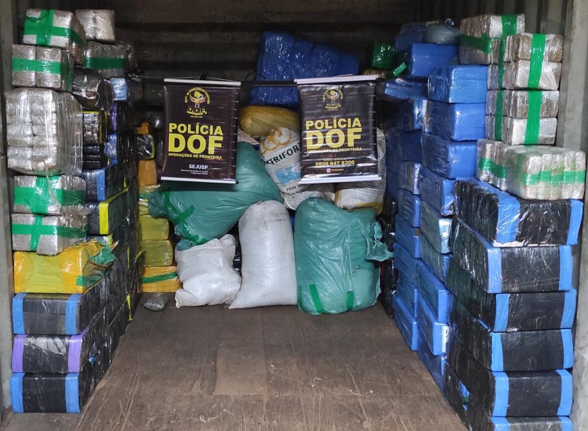 DOF apreende mais de 2,2 toneladas de drogas, recupera dois veículos roubados e recaptura foragido da justiça DOF apreende mais de 2,2 toneladas de drogas, recupera dois veículos roubados e recaptura foragido da justiça