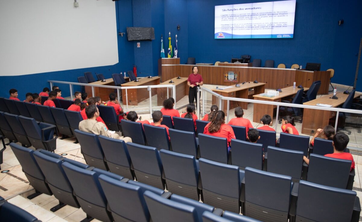 Estudantes de projeto social conhecem a Câmara pela primeira vez