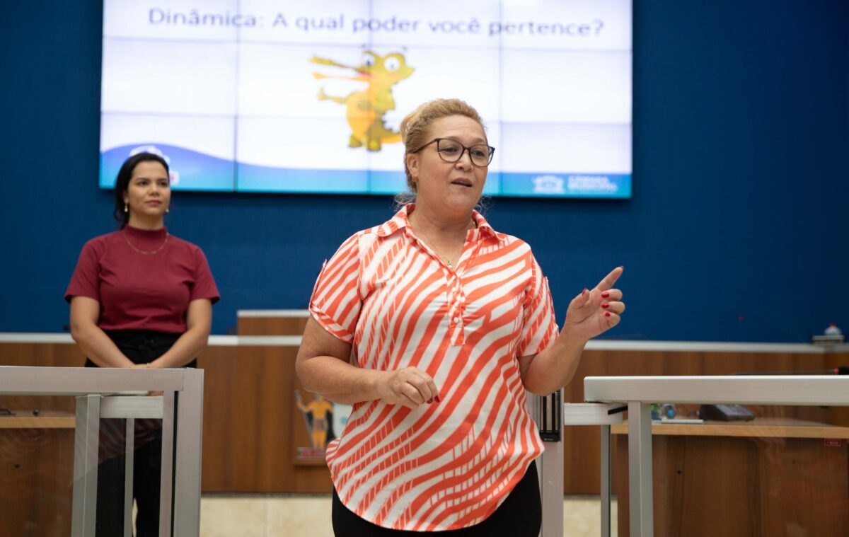 Estudantes de projeto social conhecem a Câmara pela primeira vez
