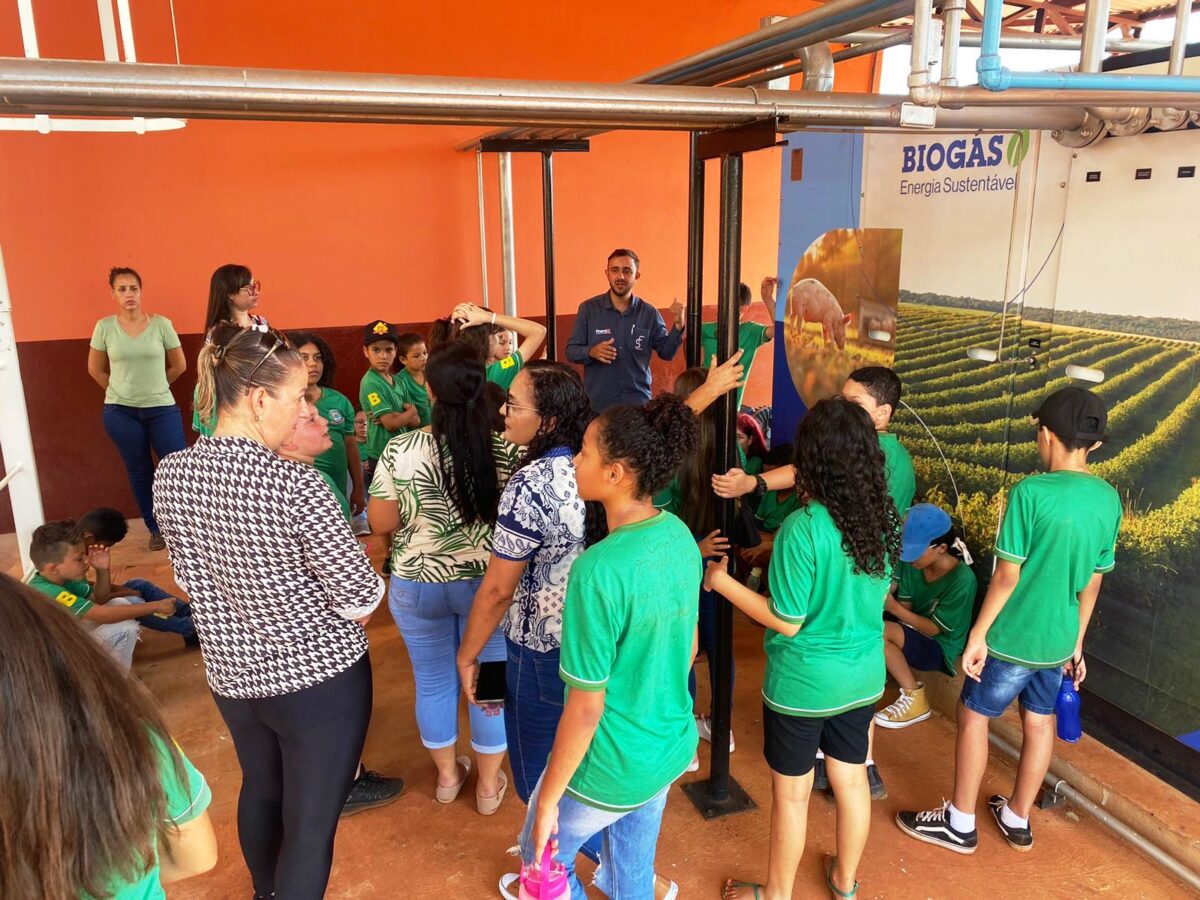 Estudantes de Brasilândia visitam fazenda na área de suinocultura e produção de gás biometano