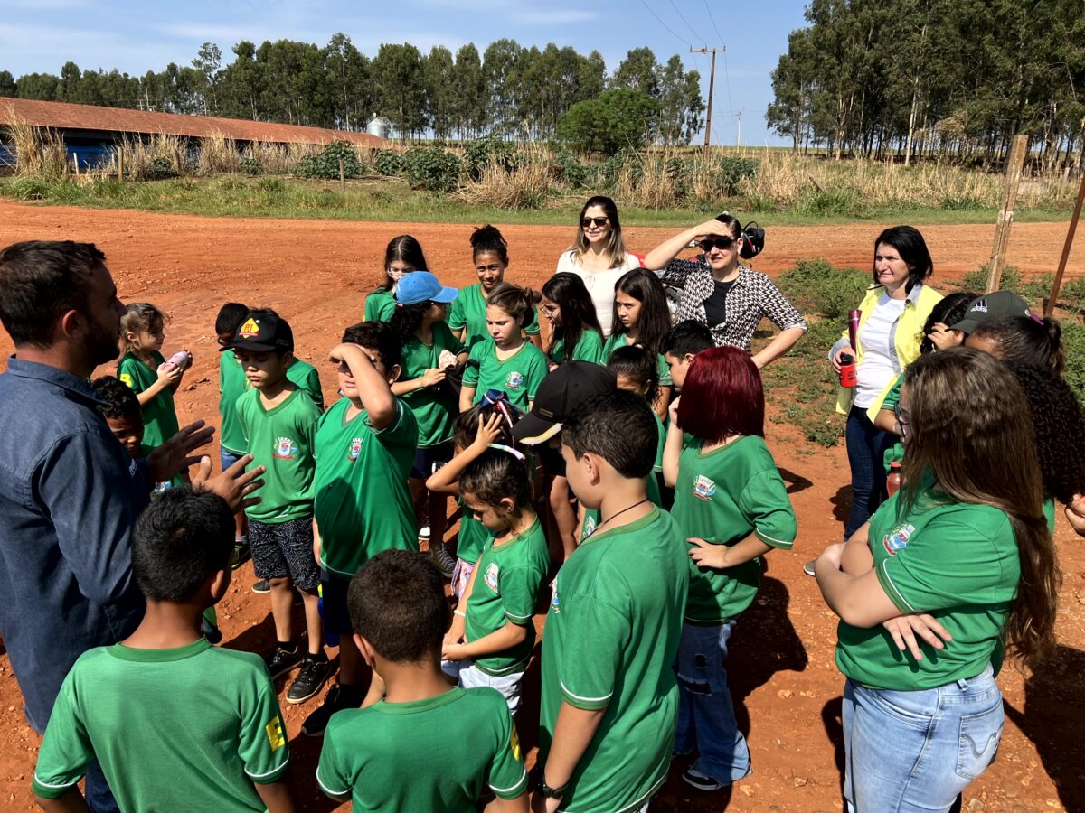 Estudantes de Brasilândia visitam fazenda na área de suinocultura e produção de gás biometano