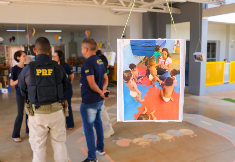 Ação da SEMEC e PRF leva educação no trânsito para alunos dos CEIs de Três Lagoas Ação da SEMEC e PRF leva educação no trânsito para alunos dos CEIs de Três Lagoas