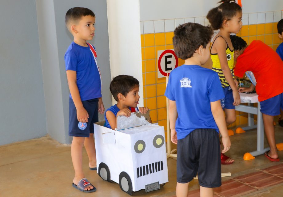 Ação da SEMEC e PRF leva educação no trânsito para alunos dos CEIs de Três Lagoas Ação da SEMEC e PRF leva educação no trânsito para alunos dos CEIs de Três Lagoas