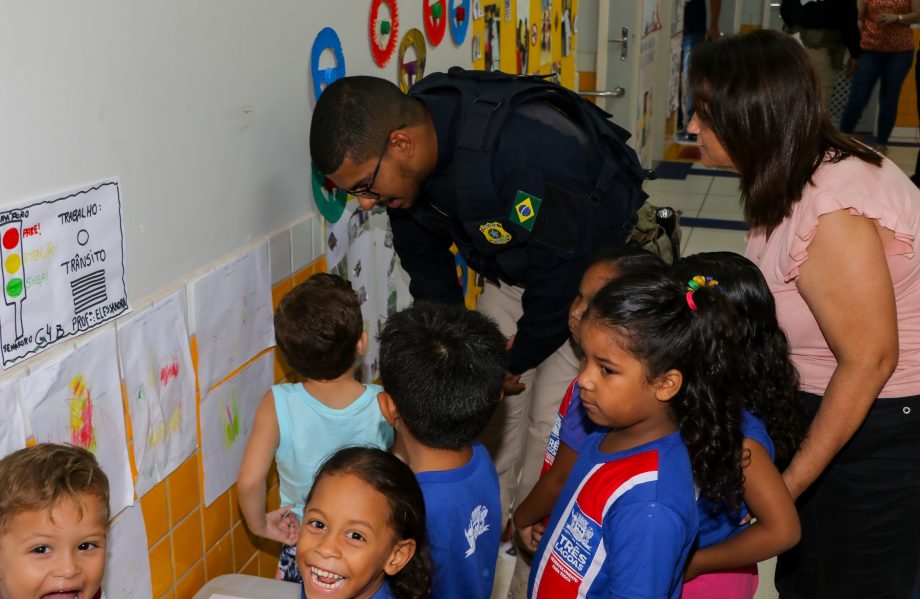 Ação da SEMEC e PRF leva educação no trânsito para alunos dos CEIs de Três Lagoas Ação da SEMEC e PRF leva educação no trânsito para alunos dos CEIs de Três Lagoas
