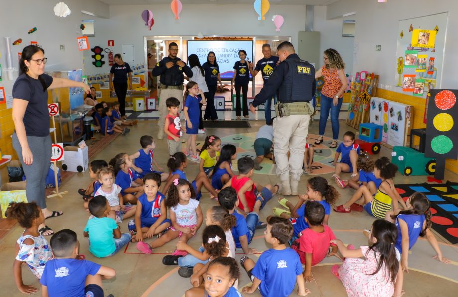 Ação da SEMEC e PRF leva educação no trânsito para alunos dos CEIs de Três Lagoas Ação da SEMEC e PRF leva educação no trânsito para alunos dos CEIs de Três Lagoas