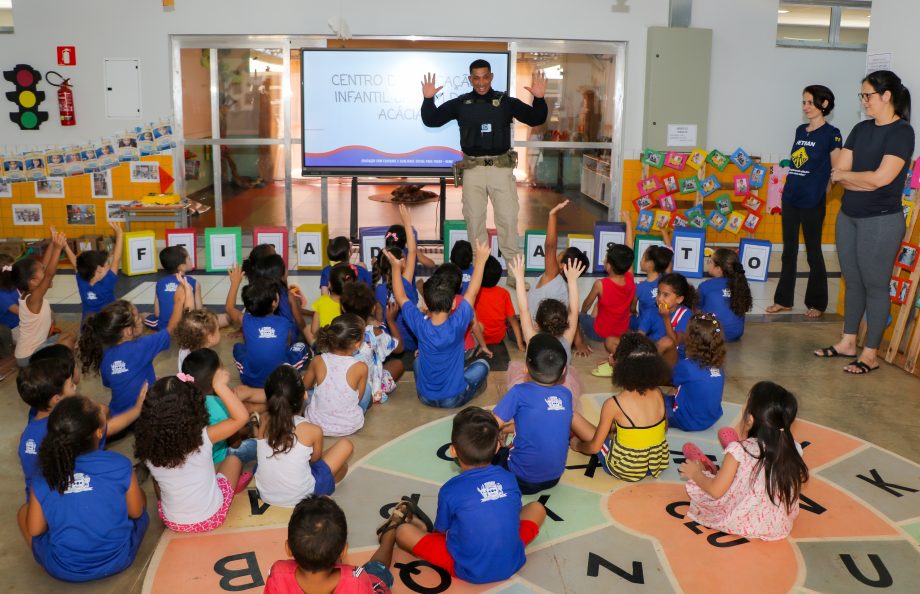 Ação da SEMEC e PRF leva educação no trânsito para alunos dos CEIs de Três Lagoas Ação da SEMEC e PRF leva educação no trânsito para alunos dos CEIs de Três Lagoas